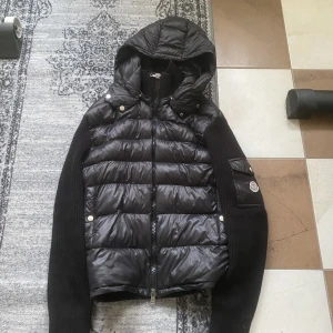 Moncler - Säljer min äkta moncler cardigan jacka för att jag har tröttnat på den. Skick 9/10. Strl M-L.