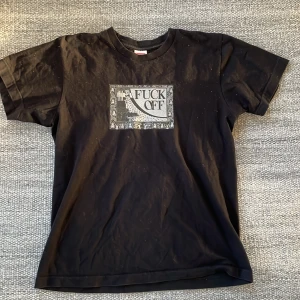 Supreme tee - Supreme T-shirt i fint skick, size m sitter mer som S