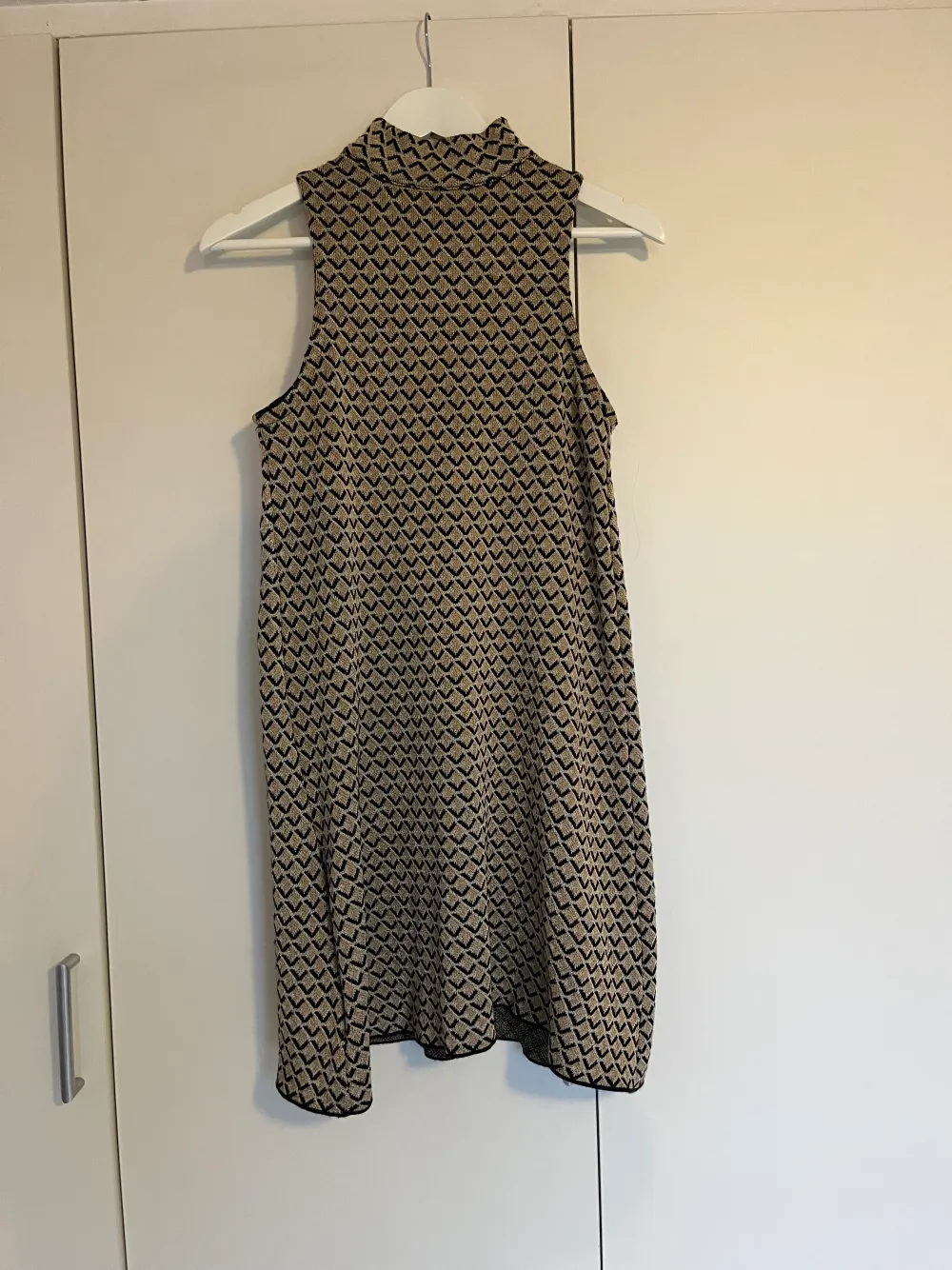 Kort klänning med polo krage i 60-tals stil från Zara. Bra skick. Köparen står för frakten🫶🏼. Klänningar.