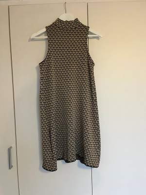 Kort klänning med polo krage i 60-tals stil från Zara. Bra skick. Köparen står för frakten🫶🏼