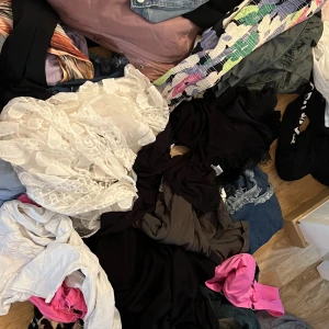 Klädespaket - 5 hela rena plagg som passar S-M vissa med lappar kvar💘💘 Kan vara allt från klänningar kjolar jeans, jackor 🎁  