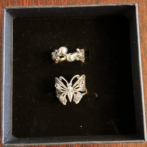 SEAMS Ringar  - Ringar med kvalité från SEAMS, samtliga i sterling silver. Storlekar mellan 7-9. Lådor inkl duk, beskrivning mm inkluderad. Alla 3 ringar = 750kr. Pris för individuella ringar diskuteras i pm. Fler bilder finns. Kram!❤️