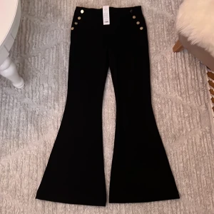 Super vida stretchbyxor - Super vida stretchbyxor som passar för långa personer ( de är superlånga på mig som är 166) Fina knappdetaljer. Aldrig använda strl L från Gina tricot