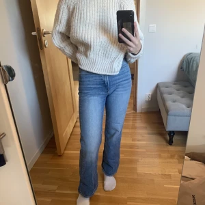 Blåa utsvängda jeans - Ett par blåa, utsvängda jeans från Unqe Denm som jag inte använt på ett tag, de är i bra skick men jag hade önskat att de var lite länge, jag är 161 cm. De är i storlek 36 men stretchiga i materialet så det funkar för storlek 38 också.