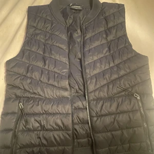 Väst från Everest  - Väst från Everest, storlek 36 🤍 använd fåtal gånger. Inköpspris 500kr men säljer för 70kr 🤍