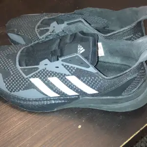 Adidas skor som knappt är använda de har några repor men inga hål i den
