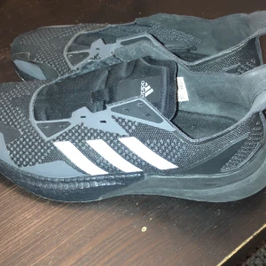 Adidas  - Adidas skor som knappt är använda de har några repor men inga hål i den