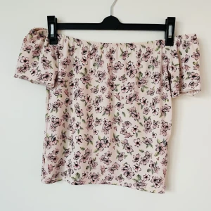 Offshoulder topp - Blommig offshoulder topp från Gina tricot. I fint skick.  95 % polyester & 5 % Elastan.