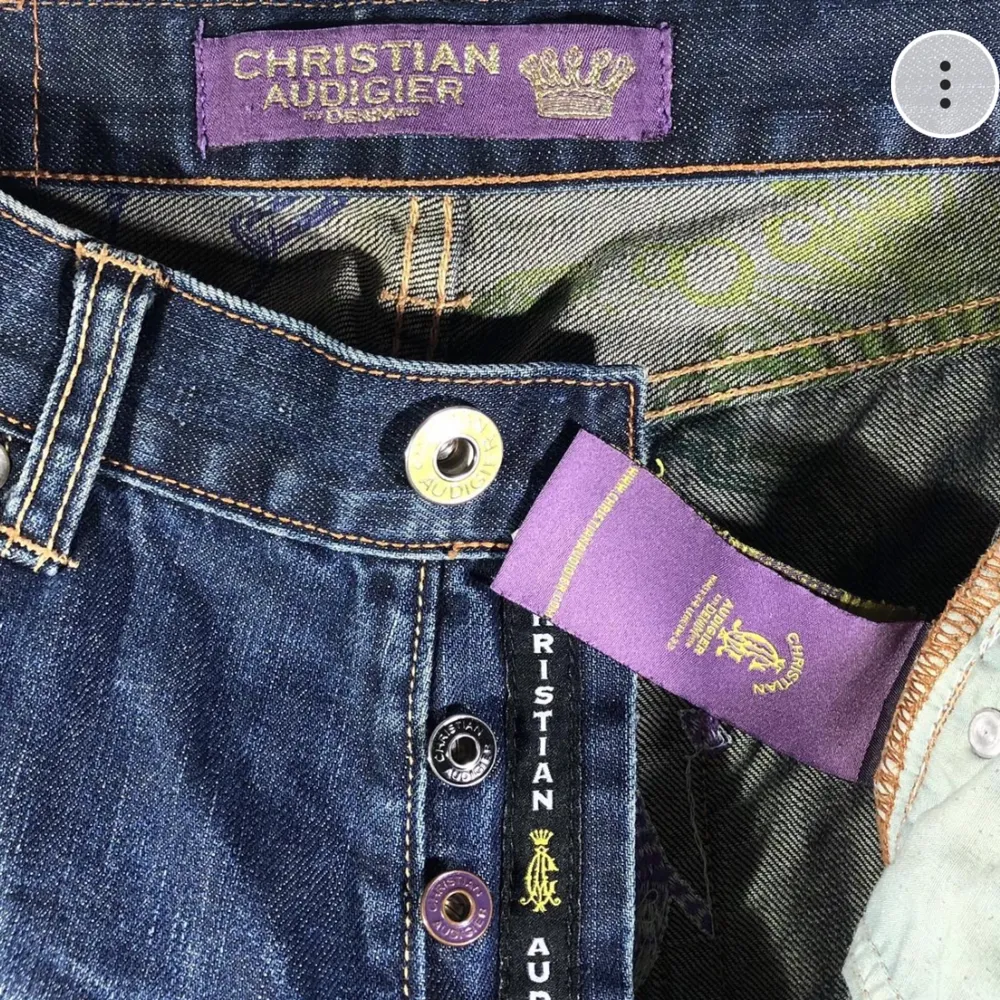 Sjuka Christian Audiger jeans (skaparen av Ed hardy) med najs distressed vintage skick som går att se på bilden. Perfekt passform och galen sälsynt modell. Säljs i befintligt skick. Bara att skriva vid fler frågor🙌🙌. Jeans & Byxor.
