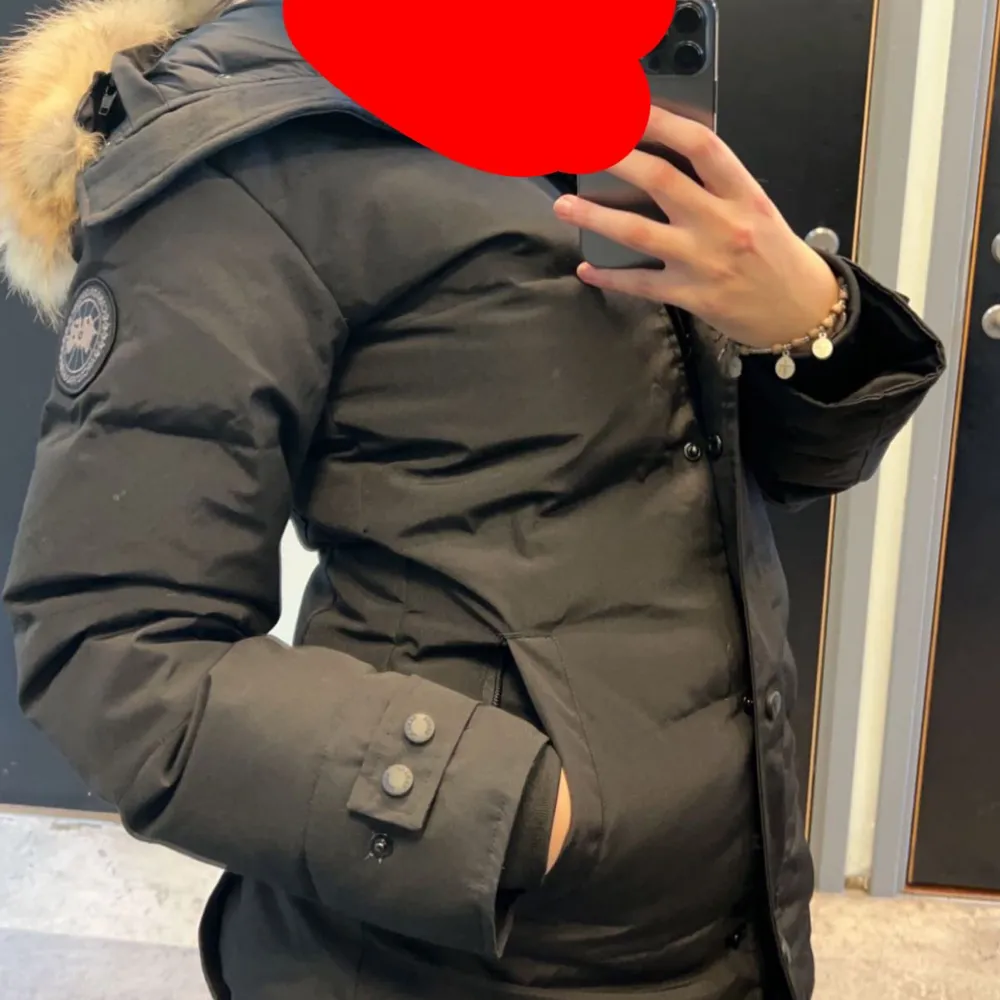 Canada Goose Shelburne Parka (dam) Säljer denna jacka eftersom att den aldrig kommer till användning, jag har använt den några gånger cirka 10g Jackan är i Storlek S och håller dig väldigt varm under vintern  För mer info hör av☺️💕. Jackor.