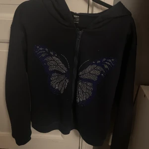 Zip up Hoodie till salu! - Zip up Hoodie från shein. Storlek M men passar mig som vanligtvis har S. Snörena är borttagna. Kan vara nån Sten som har ramlat av men inget som syns. Köparen står för frakt och tröjan tvättas innan den postas🥰