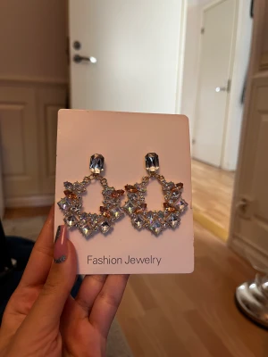 Festliga örhängen  - festliga örhängen med glitter och diamanter, helt oanvända. 