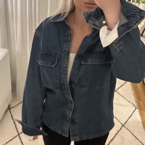 Jeansskjorta  - Jeansskjorta från herravdelningen på hm!💗💗  Så fin med stora fickor, kan användas som skjorta eller som tunnare jacka i vår💙💙 