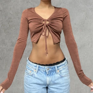 Croptop Bershka XS - Croptop / magtröja från Bershka i fin brun färg. Aldrig använd, prislappen är kvar. Storlek XS Skickar spårbart 📦💞 