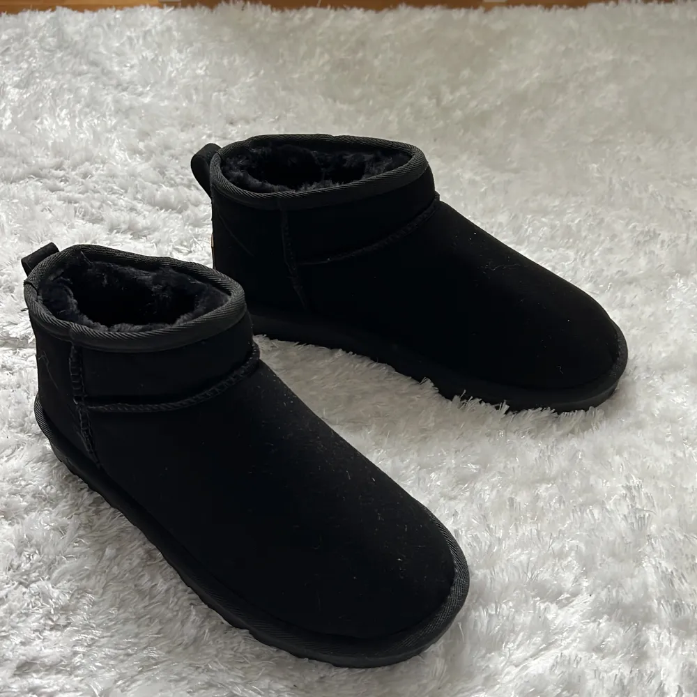 Svarta mini uggs från bergsbutik i storlek 39, säljer pågrund utav att skorna var för små. Ordinarie pris 499. Skor.