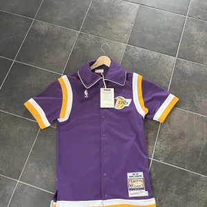 Mitchell & Ness Skjorta - Authentic Shooting - Tjena säljer nu min basket tröja. Den är i storlek Small (36). Den är i nytt skick använd ca 3 gånger. Prislapp följer med!