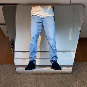 Lightblue Jeans - A pair of LOOSE/CHRIS jeans from JACK&JONES in size 36W/36L. They have a bit of a stone wash look about them, especially around the waist and the upper half of the jeans. Im pretty big so they look tighter and smaller than they accually are. Köpta för 549