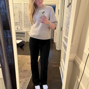 Svarta jeans  - Säljer mina svarta zara mid rise jeans! Har inga defekter förutom lite slitage, ser ut som nya. Pris kan diskuteras💓