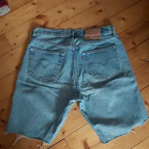Avklippta Levi's jeansshorts i ljusblå jeanstyg.