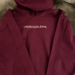 Calvin Klein hoodie - Helt ny, oanvänd Calvin Klein hoodie i färgen röd. Säljer för att den passar inte mig. Skriv privat om du är intresserad 🥰