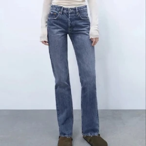 Jeans  - Säljer dessa jätte fina zara jeansen som tyvärr inte kommer till användning! Jätte bra skick, lånade bilder men kom privat för egna