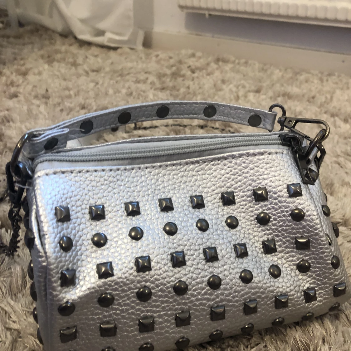 Silver väska med nitar