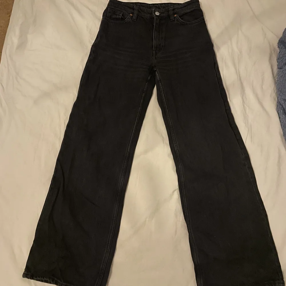 Svarta vida byxor från Monki i storlek 26. Nyskick köpta för 400kr, men passar inte mig.. Jeans & Byxor.