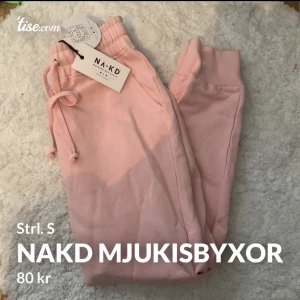 NAKD MJUKISBYXOR - Superfina sweatpants med prislapp kvar då de var för korta på mig som är 1.75 och hann inte returnera. Jättefin färg och perfekt nu till våren! Eventuell frakt betalas av köparen! 