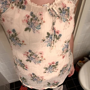 snygg blus - så fin aesthetic blommig blus från lindex i storlek M. thriftad, bra skick. 🪐🍇✨🤍  tunt skönt material. på den första bilden har jag ett vitt linne under. 