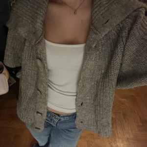 Kofta - Den är köpt second hand men använd ett fåtal gånger. Är i storlek S men lite oversized av sig. 