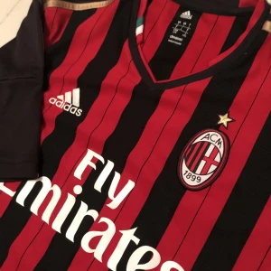 AC Milan matchtröja 2013 - Säljer min älskade Milan tröja från 2013 säsongen, säljer för att jag har tröttnat på den. Tröjan har inga flaws och är i vädigt bra skick. Står L, men skulle säga närmare M, vid frågor skicka ett meddelande så ska jag försöka svara så snabbt som möjligt.