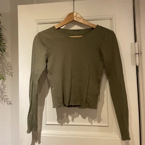 Militärgrön Tröja - Väl använd så därav priset😇