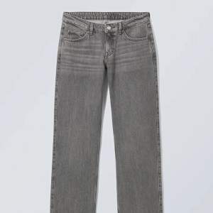 Säljer mina knappt använda Weekday jeans i modellen arrow som är Lågmidjade! Nypris 590 säljer för 300
