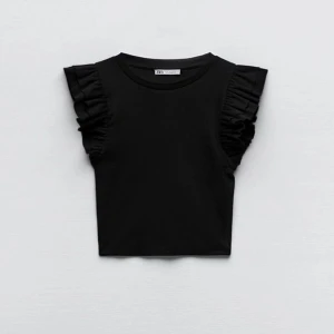 Volang topp - Säljer min svarta volang topp från zara, säljer pga den inte kommer till användning💕