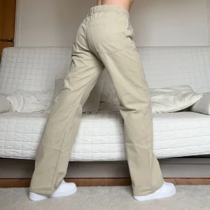 Beige Byxa - Säljer dessa Baggy jeans i storlek W36L32 (passar ungefär en storlek 38 eller 40), 88cm midja och 80cm innerbenslängd❤️Jag på bilderna är 172cm lång och brukar ha storlek 38💕Obs! Text skriven INUTI byxan, syns på sista bilden☺️