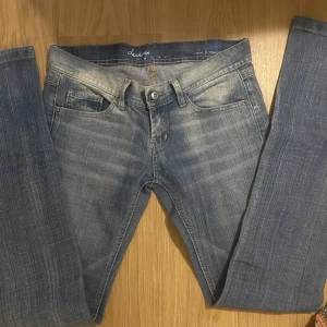 Lågmidjade straight jeans - Ett par lådmidjade jeans med raka ben(de ser ut som skinny men dem är raka) tyvärr är de ostretchiga och tajta i låren så passar inte mig längre, midjemått är 83cm. Skriv för fler bilder och frågor💕priset kan även diskuteras
