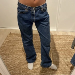 Levis jeans  - (Lånad bild från den jag köpte de av här på plick) Säljer dessa levis jeansen då de är någon cm för kort för mig. Är cirka 166, men har ganska långa ben! Plagget saknar storlek men jag har vanligtvis S/36! skriv privat för frågor osv! 