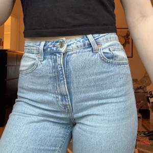 Jeans från HM, knappt använda. Storlek 38. Passar perfekt i längden på mig som är 177🥰