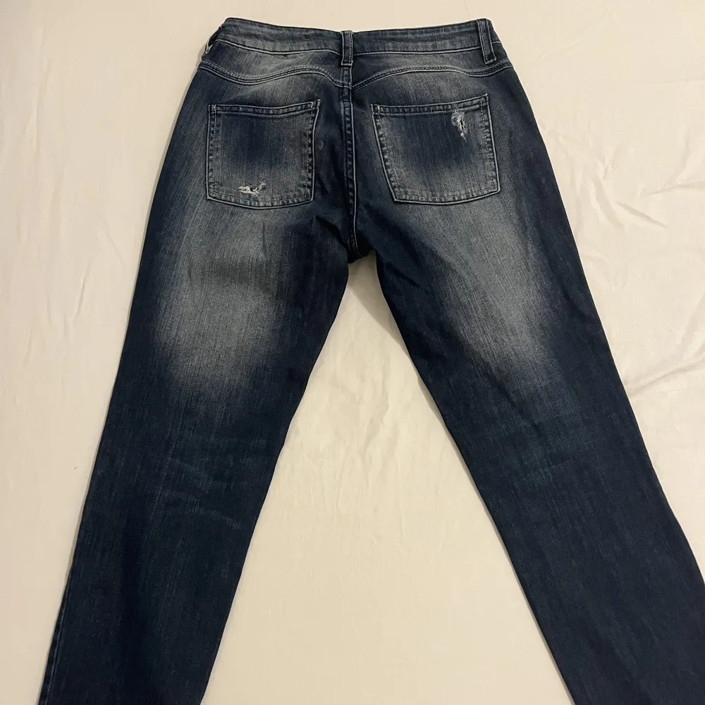 Dessa jeans är från vila clothes. De är blåa med lite hål ( de ska va så) de är även låg midjade. De är från 2006 talet men håller fortfarande kvaliten. Jeansen är i storlek M.. Farkut & Housut.