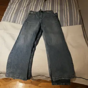 Super snygga karve jeans straight leg, sköna och varit mina favvobyxor super länge! Ord pris 2000