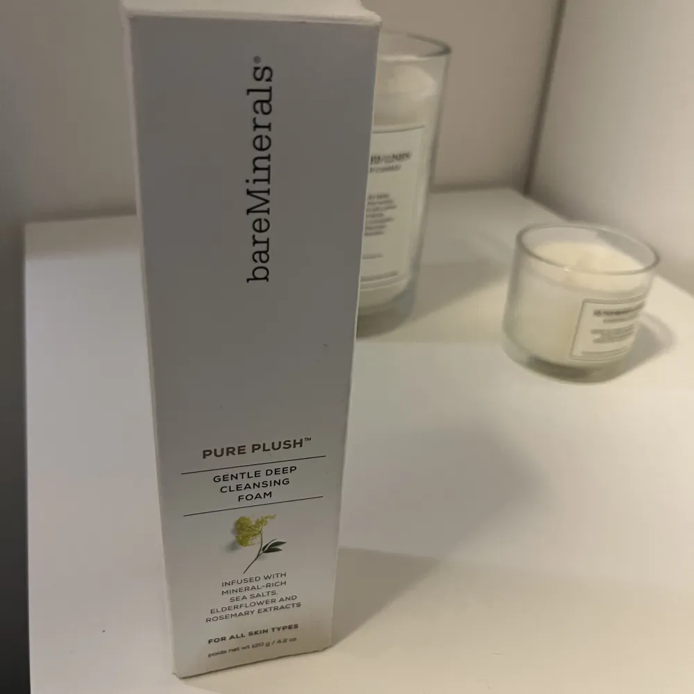 Jätte härlig rengöring från Bare minerals (säljs på tex. Åhléns, kicks, skin city m.fl.) Helt ny oöppnad förpackning. Har 2 stycken och kommer inte hinna göra slut på båda så därför jag säljer. Pris i butik ca. 279kr säljer för 120kr. Muu.
