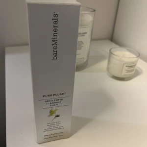Bare Minerals pure plush  - Jätte härlig rengöring från Bare minerals (säljs på tex. Åhléns, kicks, skin city m.fl.) Helt ny oöppnad förpackning. Har 2 stycken och kommer inte hinna göra slut på båda så därför jag säljer. Pris i butik ca. 279kr säljer för 120kr