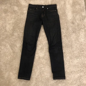 Lindeberg jeans  - Säljer dessa snygga Lindeberg jeans i färgen mörkblå/svart. Använda några enstaka gånger.