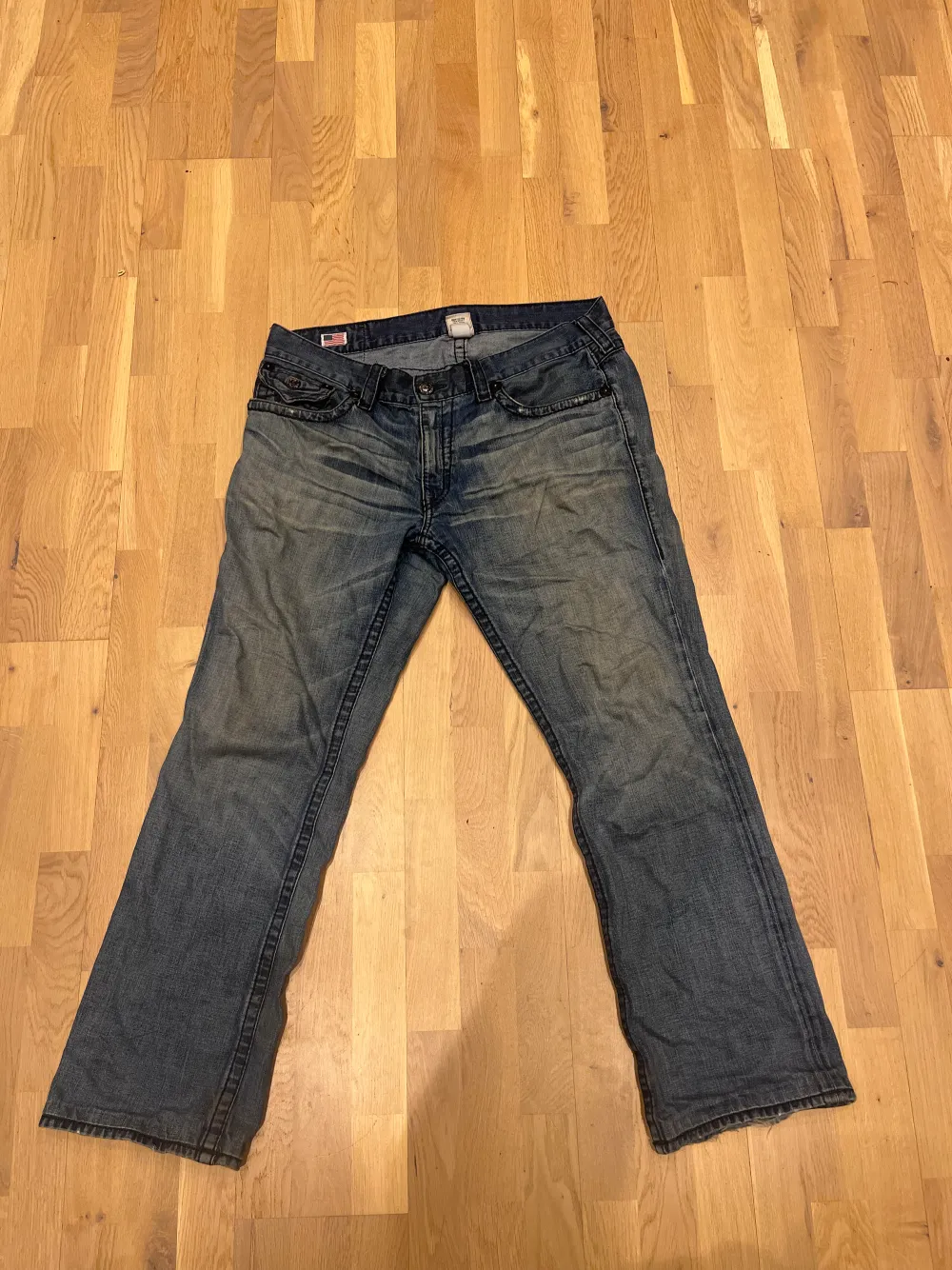 Riktigt snygga true religion jeans med snygga bakfickor, de har lite slitage längst ned på baksidan av benen men annars i väldigt bra skick! Säljer på grund av att jag ej använder de längre. Pris kan även diskuteras. Jeans & Byxor.