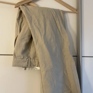 Linne byxor  - Linne byxor ifrån hm  Raka i modellen, sprättat upp sömmarna i benen för att göra som längre