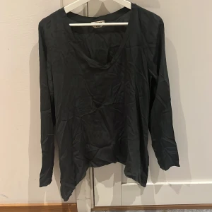 Grå blus - Grå blus, har använt som en coverup då den är ganska genomskinlig, bra skick. Storlek small men är oversized 