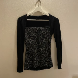 Långärmad T-shirt  - Säljer denna extremt snygga långärmade t-shirten som sitter ihop i koftan. Har en snygg detalj under bröstet☺️ Har du några andra frågor skriv gärna till mig:))👍🏼