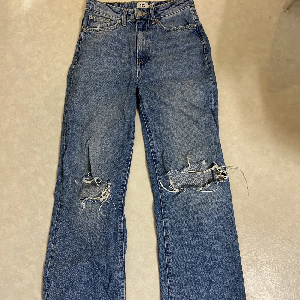 Högmidjade jeans med hål från lager 157, jag är ca 180 cm för referens💙. Jeans & Byxor.