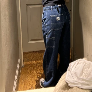 Carhartt Jeans! - Säljer dessa jeans från Carhartt då de inte faller i min smak längre… Använda endast fåtal gånger, jättebra skick, som nya!! Köpta på UO i London. Fullpris €115 (ca 1300kr). Stl 28. Jag är 170cm för referens. Kolla bild 1 för nyansen på jeansen.