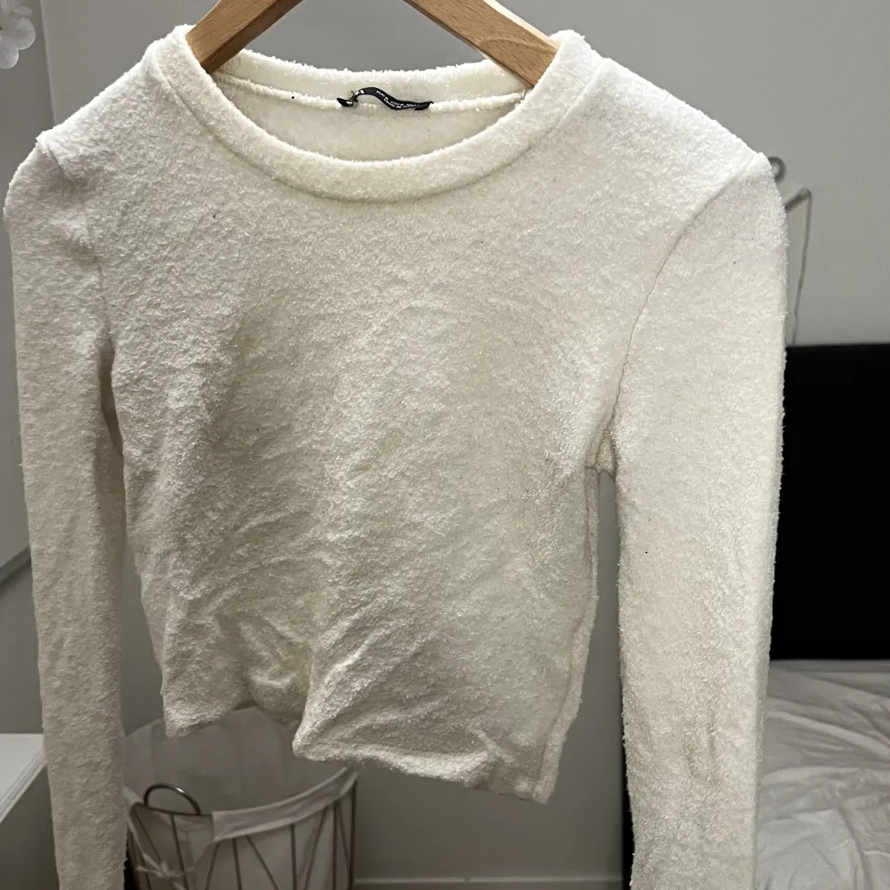 vit långärmad tröja från zara i frotté material, tecken på användning finns🫶🏽. Toppar.